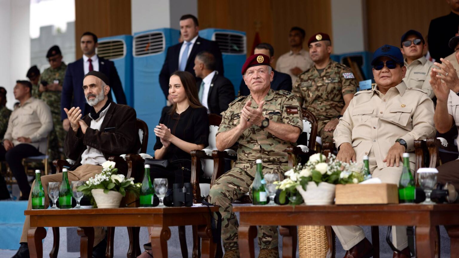 الملك والرئيس الإندونيسي يحضران في جاكرتا مجريات تمرين عسكري مشترك للطائرات المسيرة الملك والرئيس الإندونيسي يحضران في جاكرتا مجريات تمرين عسكري مشترك للطائرات المسيرة