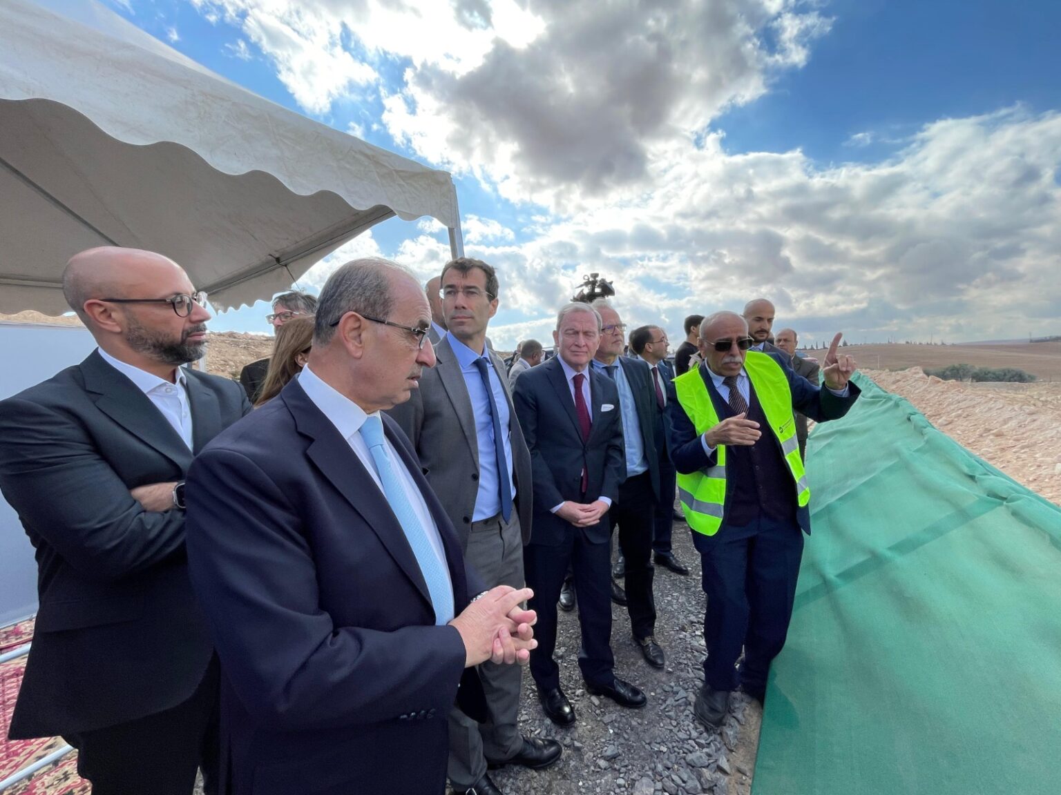 وزير الإدارة المحلية يضع حجر الأساس لمشروع تطوير مكب “نفايات الأكيدر وزير الإدارة المحلية يضع حجر الأساس لمشروع تطوير مكب “نفايات الأكيدر