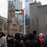 العلم الفلسطيني يرفرف في تورونتو أول مرة بعد الاعتراف الكندي بالدولة الفلسطينية​ 