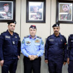 تكريم طاقم دورية انقذ سيدة وأطفالها من مركبة اشتعلت بها النيران