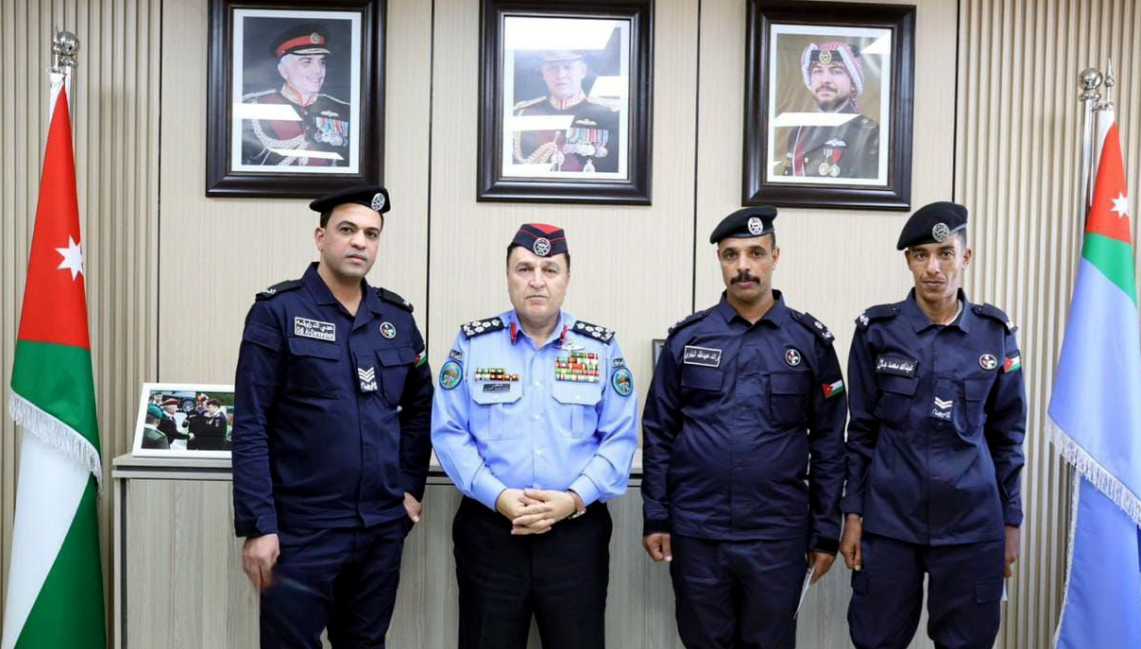 تكريم طاقم دورية انقذ سيدة وأطفالها من مركبة اشتعلت بها النيران