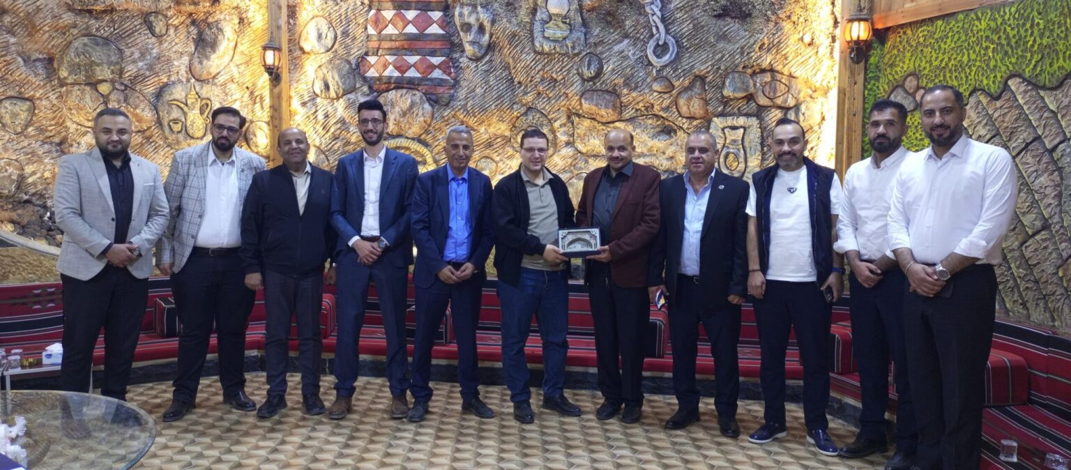 الصفوري يكرم رئيس غرفة تجارة المفرق خيرو العرقان الصفوري يكرم رئيس غرفة تجارة المفرق خيرو العرقان