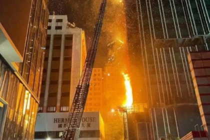 بعد أسوأ كارثة تشهدها منذ عقود.. حملة اعتقالات واسعة في هونغ كونغ