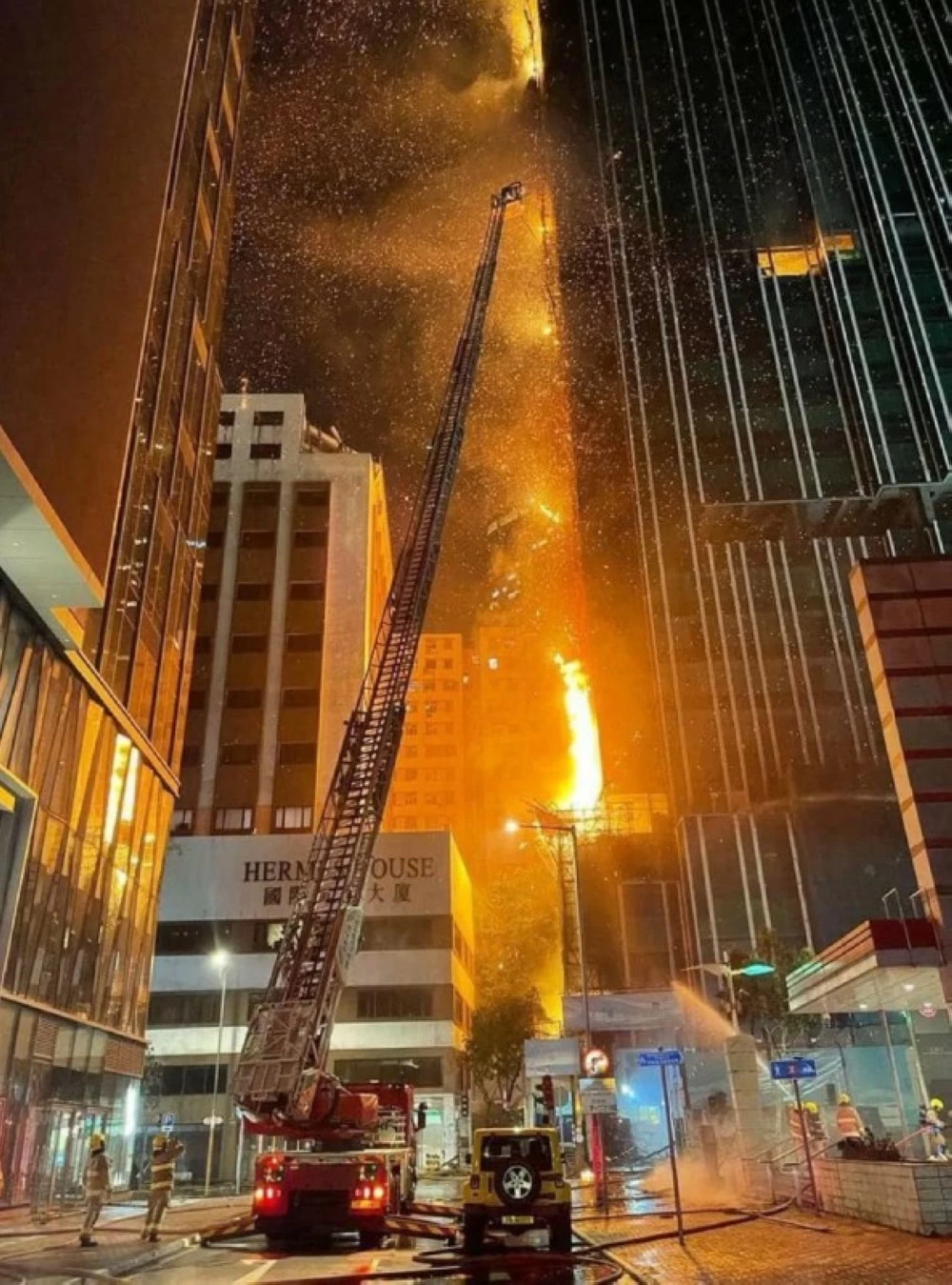 بعد أسوأ كارثة تشهدها منذ عقود.. حملة اعتقالات واسعة في هونغ كونغ بعد أسوأ كارثة تشهدها منذ عقود.. حملة اعتقالات واسعة في هونغ كونغ