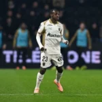 سعود عبدالحميد يعتلي مع لانس صدارة الدوري الفرنسي