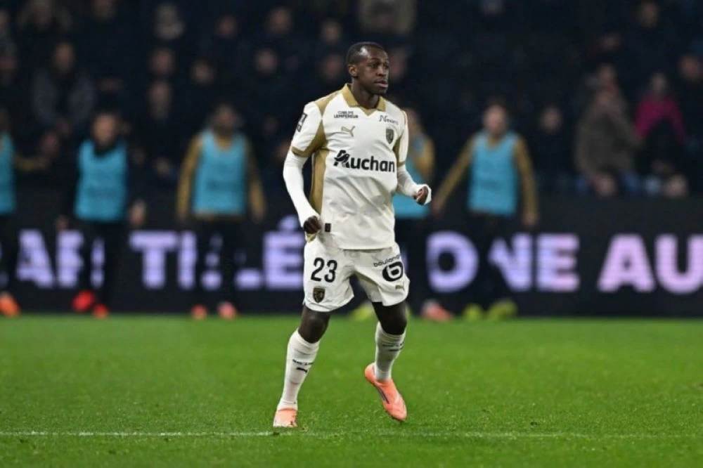 سعود عبدالحميد يعتلي مع لانس صدارة الدوري الفرنسي سعود عبدالحميد يعتلي مع لانس صدارة الدوري الفرنسي