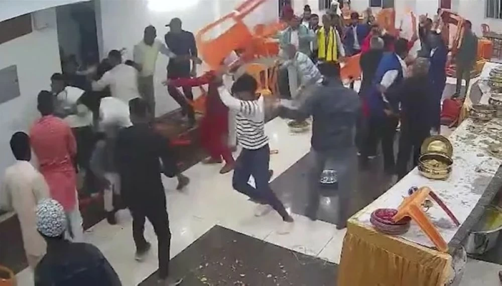 نفاد الحلوى يحوّل زفافاً هندياً إلى «ساحة حرب» نفاد الحلوى يحوّل زفافاً هندياً إلى «ساحة حرب»