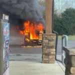 حافلة مدرسية تشتعل.. والطلاب ينجون بأعجوبة