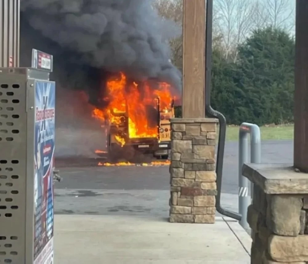 حافلة مدرسية تشتعل.. والطلاب ينجون بأعجوبة حافلة مدرسية تشتعل.. والطلاب ينجون بأعجوبة