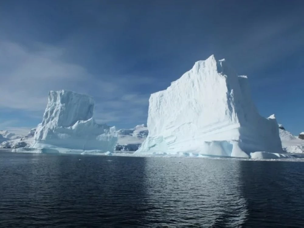 انهيار العملاق.. «A23a» يفقد لقبه كأكبر جبل جليدي في العالم انهيار العملاق.. «A23a» يفقد لقبه كأكبر جبل جليدي في العالم