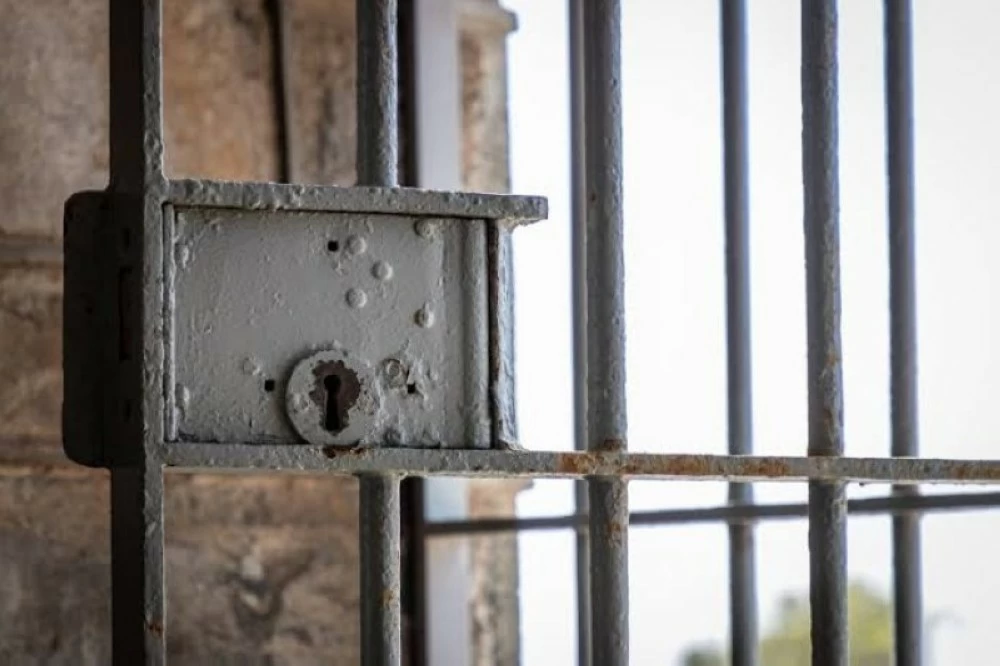 هروب درامي من سجن أمريكي.. نزلاء يفككون جداراً باليد وثالث يقتل نفسه هروب درامي من سجن أمريكي.. نزلاء يفككون جداراً باليد وثالث يقتل نفسه