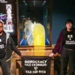 فوضى في برج لندن.. نشطاء يلطخون صندوق التاج الإمبراطوري!