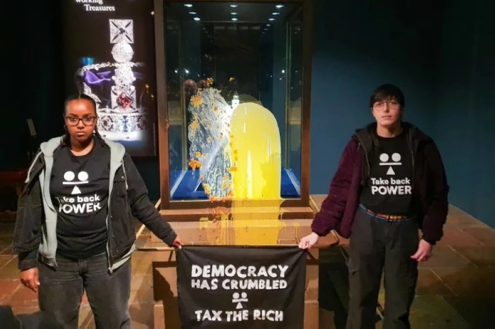 فوضى في برج لندن.. نشطاء يلطخون صندوق التاج الإمبراطوري! فوضى في برج لندن.. نشطاء يلطخون صندوق التاج الإمبراطوري!