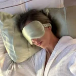 تأثير ماسك العيون أثناء النوم بين الفائدة والمخاطر