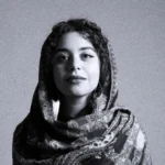 بين خفة الكوميديا وثقل السؤال: قراءة نقدية في فيلم «رهين»