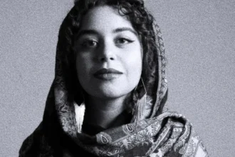 بين خفة الكوميديا وثقل السؤال: قراءة نقدية في فيلم «رهين»