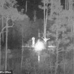 تماسيح جائعة تحاصر أباً وابنه.. إنقاذ درامي في الإيفرجليدز قبل حلول الليل