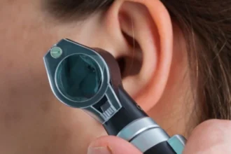 تنظيف شمع الأذن أساس الوقاية وصحة السمع