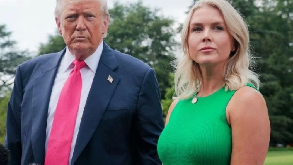 «متغزلاً بجمالها».. إعجاب لافت من ترمب بمظهر متحدثته يغطّي على أزمة التضخّم «متغزلاً بجمالها».. إعجاب لافت من ترمب بمظهر متحدثته يغطّي على أزمة التضخّم