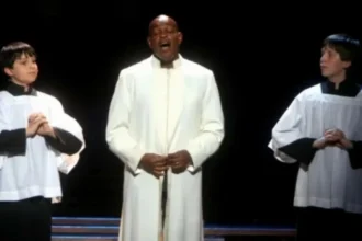 مقتل مغنٍ عالمي داخل منزله.. هل قتله ابنه؟