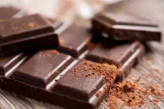 دراسة بريطانية: مادة رئيسية في الشوكولاتة الداكنة تُطيل العمر