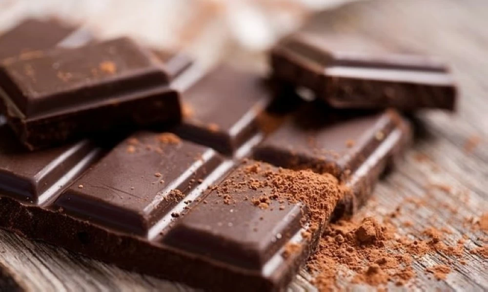 دراسة بريطانية: مادة رئيسية في الشوكولاتة الداكنة تُطيل العمر دراسة بريطانية: مادة رئيسية في الشوكولاتة الداكنة تُطيل العمر