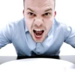 الجوع يغيّر المزاج ويزيد القلق والغضب والارتباك