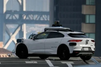 ولادة طارئة داخل سيارة ذاتية القيادة.. والمركبة تتصرف كمسعف محترف