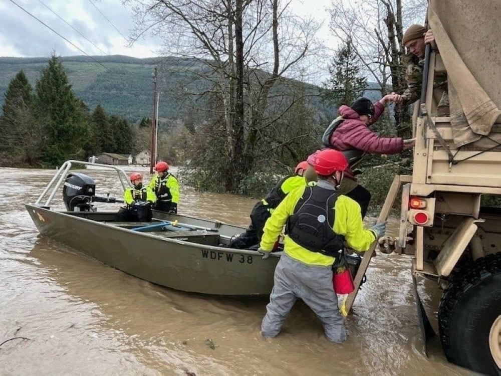 أمطار عارمة تشل واشنطن.. والحرس الوطني يتدخل أمطار عارمة تشل واشنطن.. والحرس الوطني يتدخل