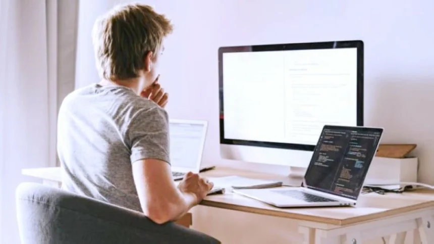 كيف يغير العمل عن بعد الصحة النفسية للنساء والرجال ؟