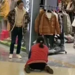 امرأة تجثو على ركبتيها وتتوسل زوجها لشراء «جاكيت»