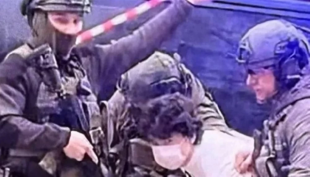 مجزرة مدرسية.. قوات أمن مدججة بالسلاح تعتقل طالباً نشر الموت مجزرة مدرسية.. قوات أمن مدججة بالسلاح تعتقل طالباً نشر الموت