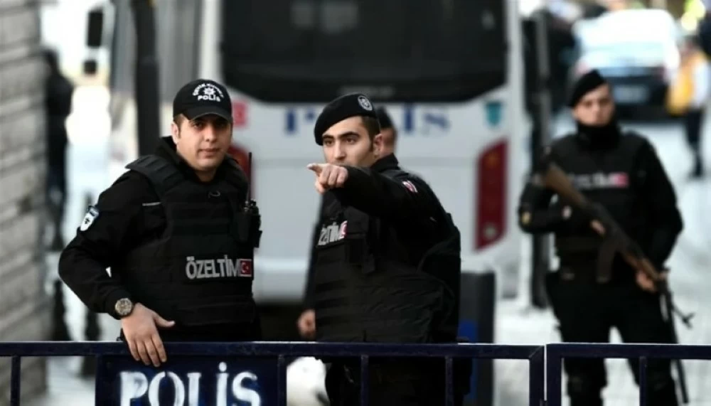 اعتقالات وهروب في مداهمات أمنية تطارد مشاهير إسطنبول اعتقالات وهروب في مداهمات أمنية تطارد مشاهير إسطنبول