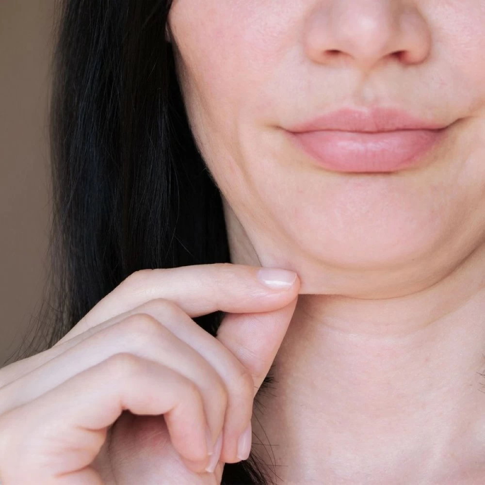 طرق علاج وتجديد جلد الرقبة وتأخير ظهور التجاعيد طرق علاج وتجديد جلد الرقبة وتأخير ظهور التجاعيد