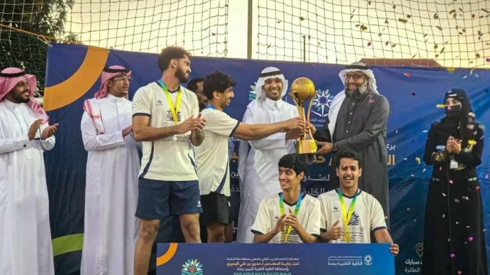 تقنية جدة تتوّج بلقب طائرة النخبة الشاطئية