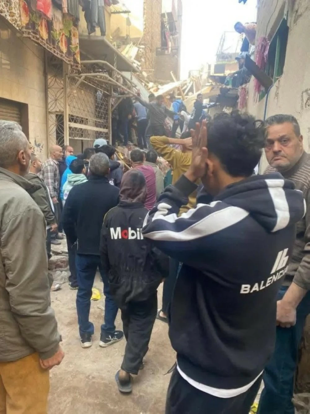 انهيار مبنى سكني يصيب 4 مصريين