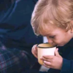 تحذير طبي: الشاي والقهوة يهددان تركيز الأطفال ونموهم العصبي