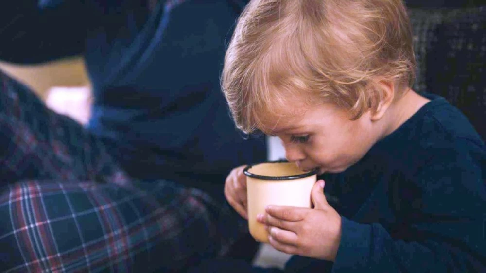 تحذير طبي: الشاي والقهوة يهددان تركيز الأطفال ونموهم العصبي