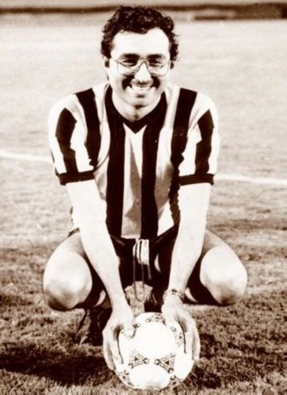 بمشاركة 36 فناناً وفنانة.. «أجيال الاتحاد» تحتفل بالرمز الراحل طلال بن منصور بمشاركة 36 فناناً وفنانة.. «أجيال الاتحاد» تحتفل بالرمز الراحل طلال بن منصور