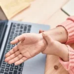 متلازمة النفق الرسغي تهدد مستخدمي الأجهزة الرقمية.. إليك العلامات والوقاية