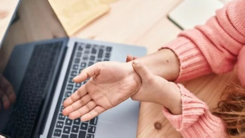 متلازمة النفق الرسغي تهدد مستخدمي الأجهزة الرقمية.. إليك العلامات والوقاية