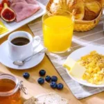 «ديلي ميل»: الإفطار في أول ساعتين من الاستيقاظ يضبط الكوليسترول