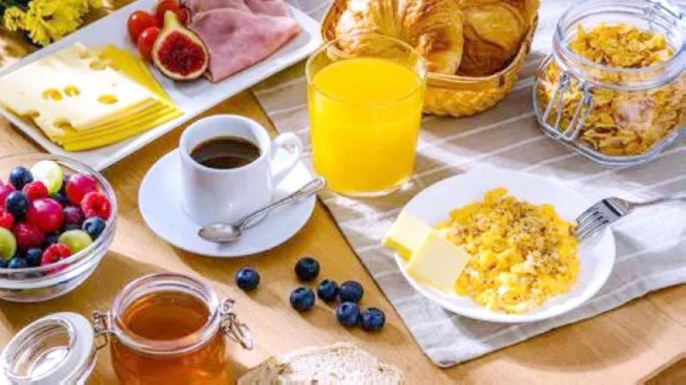 «ديلي ميل»: الإفطار في أول ساعتين من الاستيقاظ يضبط الكوليسترول