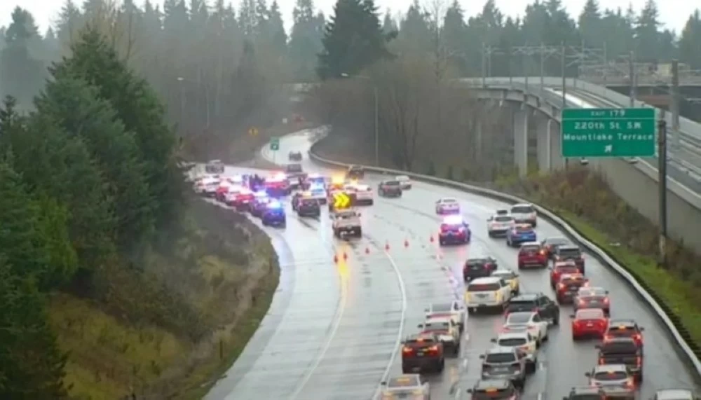 مطاردة جنونية لـ«مدمن» سرق سيارة شرطة