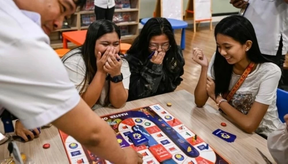 شباب الفلبين يتعلمون النجاة بلعبة «سيد الكوارث»