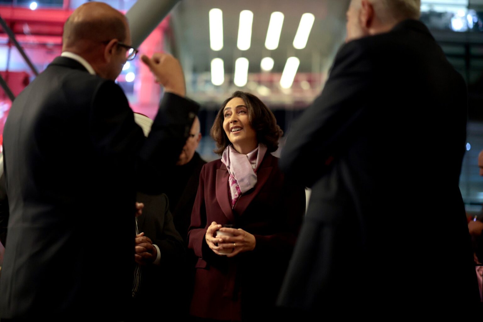 الأميرة ريم علي تضيء شجرة “الميلاد” بالبوليفارد