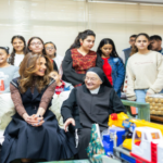 الملكة رانيا تشارك أطفال جمعية مار منصور الخيرية احتفالهم بعيد الميلاد المجيد