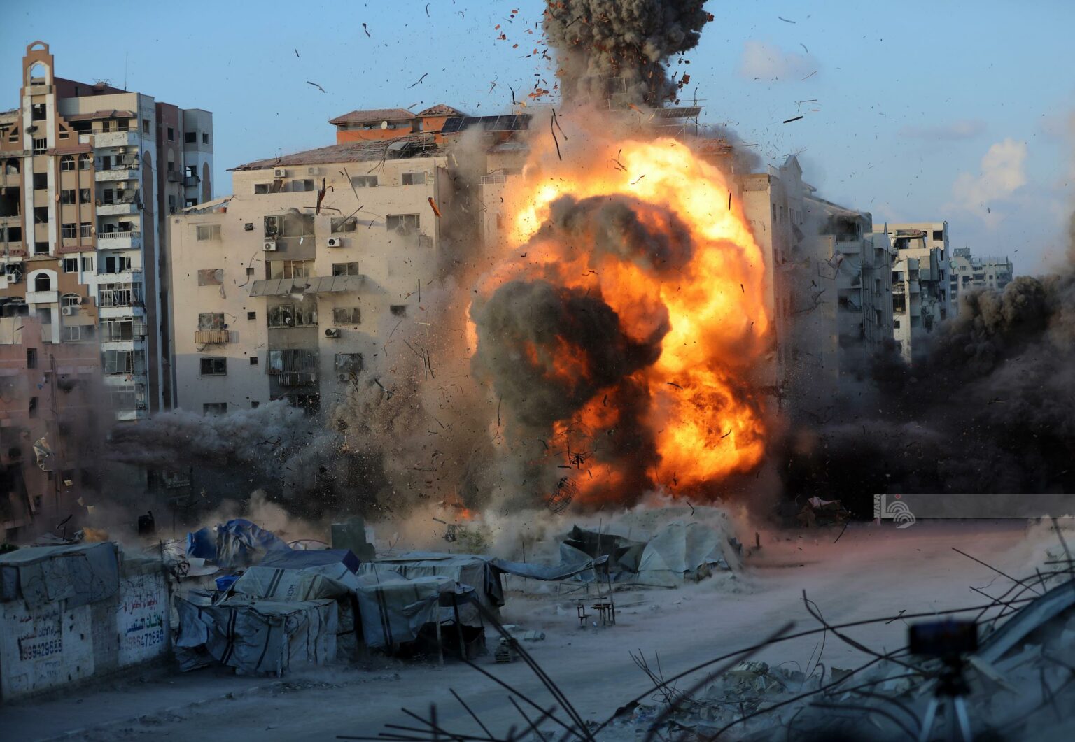 5 شهداء وعشرات الإصابات في غارات الاحتلال على خيام النازحين في خان يونس 5 شهداء وعشرات الإصابات في غارات الاحتلال على خيام النازحين في خان يونس