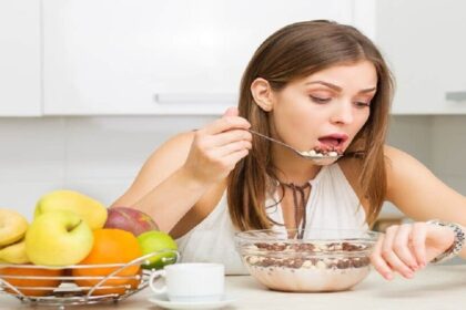 كيف يخفف تناول الطعام ببطء من القلق والتوتر