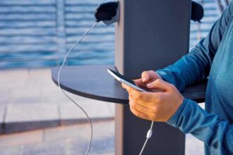 خطر يهدد الهواتف عبر منافذ الشحن العامة